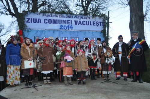 Ziua comunei Văculești 2014: Ansamblul Folcloric „Dor de horă” din Văculești – VIDEO/FOTO