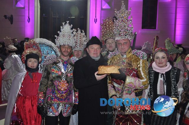 Tradiții și obiceiuri la Dorohoi. Vezi galerie VIDEO cu formațiile care au evoluat de Anul Nou!