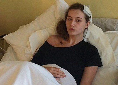 O adolescentă din Polonia s-a trezit în timpul unei operații pe creier. Ce i-a întrebat pe chirurgi