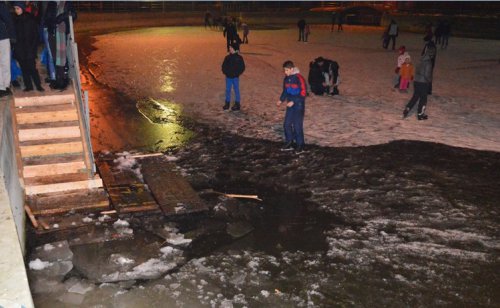 Clipe de groază pe patinoar. Vezi ce au pățit mai mulți tineri - VIDEO