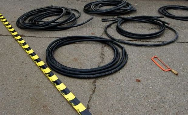 Tineri reținuți de polițiști, după ce au sustras peste 600 metri de cablu telefonic