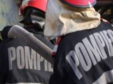 Maşină distrusă parţial într-un incendiu produs pe Calea Naţională 