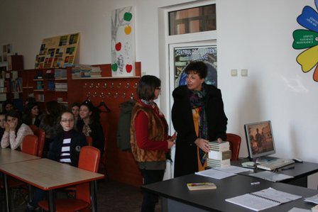 Deputatul PSD Tamara Ciofu a donat mai multe volume de poezii din opera lui Mihai Eminescu pentru bibliotecile școlilor din colegiul electoral în care activează ca parlamentar
