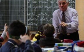 Profesorii pensionabili sunt la mâna …