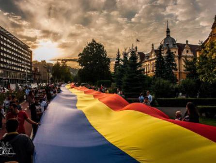 Unioniștii construiesc un pod tricolor peste Dâmbovița