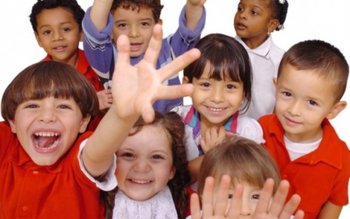 Elevii întră în vacanţa intersemestrială. …