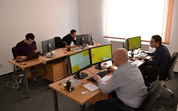 Se caută programatori români de …