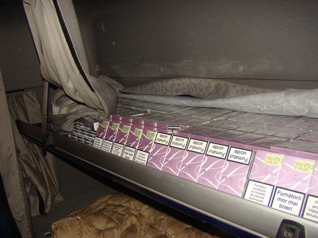 Peste 1.700 pachete de ţigări ascunse în cabina unui autocamion