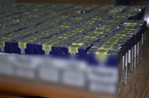 Ţigări de contrabandă descoperite pe corpul şi în bagajele unei femei