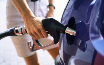 Benzina se scumpește, după şase …