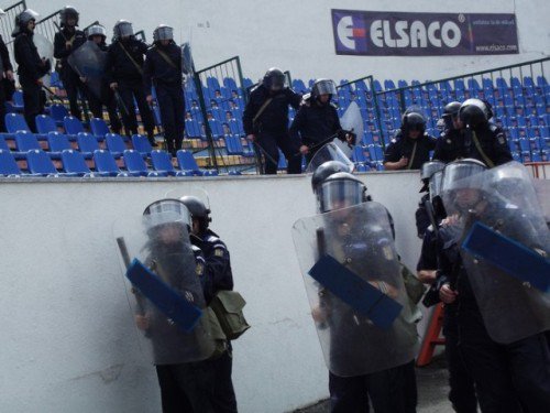 Activitate practică a jandarmilor botoșăneni pe Stadionul municipal, având ca temă modul de acţiune pentru restabilirea ordinii şi liniştii publice