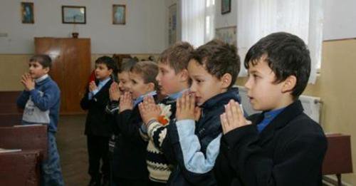 Ora de religie în şcoli, doar pe bază unei cereri din partea părinţilor. Termen limită: 6 martie