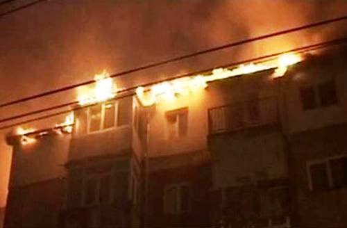 Zeci de persoane evacuate din cauza unui incendiu la acoperisul unui bloc