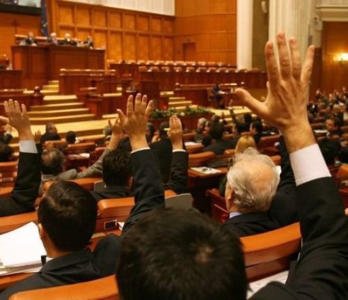 Aleşii locali care au trecut la alte partide nu-şi vor pierde mandatele, a decis Camera Deputaţilor