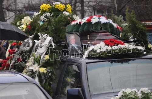 Lacrimi de durere! Zeci de oameni l-au condus pe ultimul drum pe profesorul Cornel Stoica din Dorohoi - FOTO