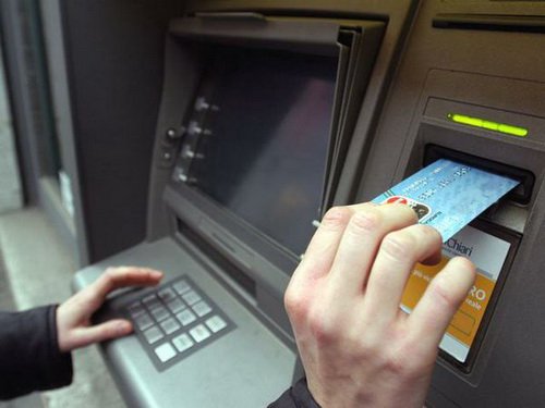 Comisioanele la tranzacţiile cu cardul, afişate pe ecranele bancomatelor. Măsura va fi aplicată de marţi