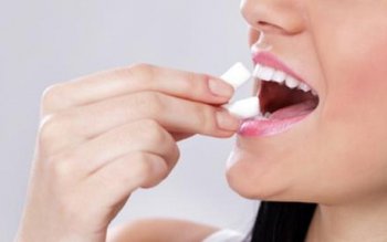 Mesteci gumă zilnic? Iată ce …