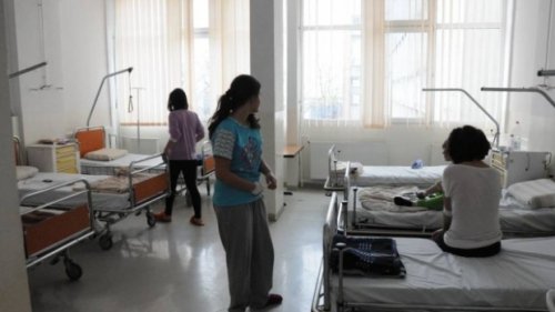 Copiii internaţi mai mult de o lună ar putea fi şcolarizaţi în perioada spitalizării