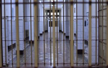 Bani pentru închisori prin ordonanță …