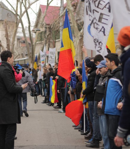 Peste Prut fără pașaport. Sute de persoane au solicitat eliminarea pașapoartelor la trecerea frontierei dintre România și Republica Moldova