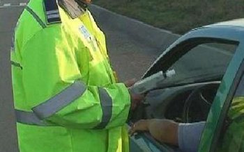 Bărbat oprit de polițiști pentru …