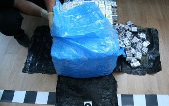 Ţigarete de contrabandă ascunse într-un …