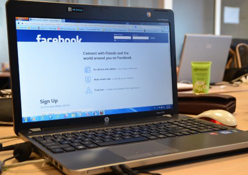 Avertisment de la Comisia Europeană: Închide-ţi contul de Facebook dacă nu vrei să fii spionat