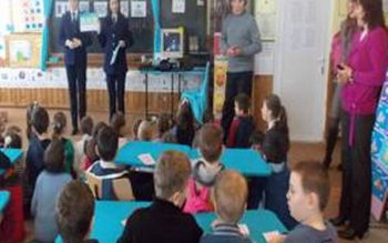 Poliţiştii botoşăneni, alături de copii …