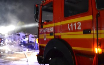 Camion parcat în curtea unei …