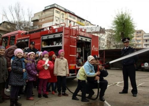 Elevi din Botoșani, Dorohoi, Săveni, Ştefăneşti şi Truşeşti învăţaţi de pompieri să-şi protejeze viaţa