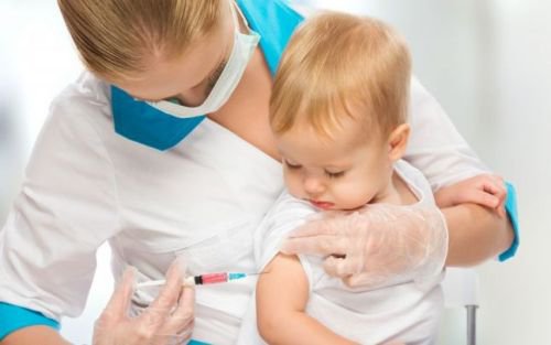 Refuzul de vaccinare a copilului va fi sancţionat din 2016. Părinţii care se opun vaccinării riscă să piardă ajutoarele de la stat