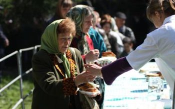 Sarmale, cozonac și vin oferite …