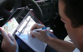 Depistat în trafic, deşi avea …