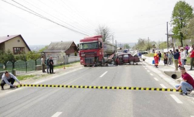 Accident cu trei răniţi, pe DN 29 Botoşani-Suceava, după ce o Dacie s-a izbit într-o basculantă