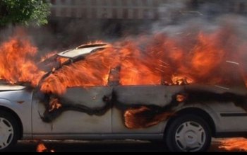 Maşină distrusă într-un incendiu