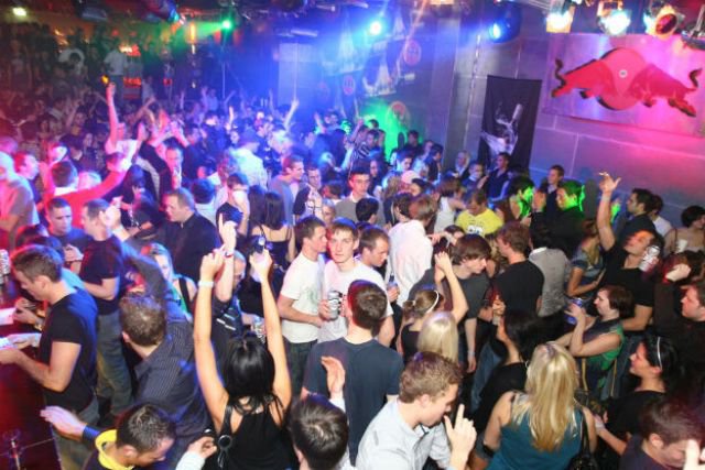 Minorii până în 16 ani au interzis în cluburi, baruri şi discoteci, dacă nu sunt însoţiţi de părinţi