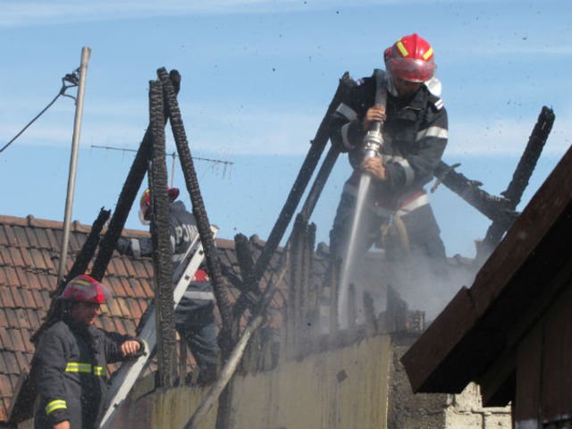 Familie din Pomârla rămasă fără casă din cauza unui coş de fum deteriorat