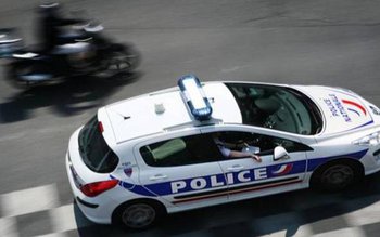 Doi români arestaţi în Franţa, …