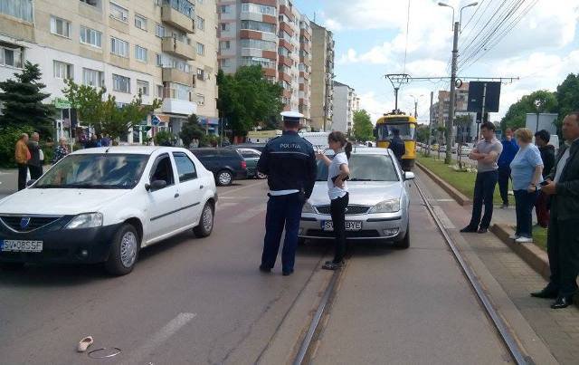 Tânără de 19 ani luată pe capotă de o mașină, în timp ce traversa regulamentar