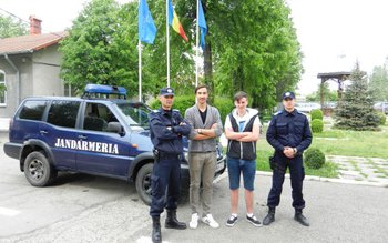 Tineri de la două unități …