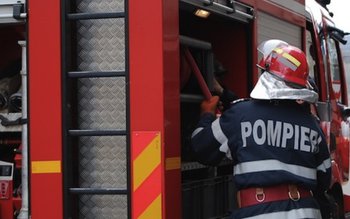 Casă distrusă parţial într-un incendiu …