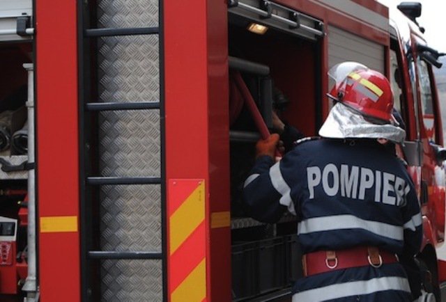 Casă distrusă parţial într-un incendiu din cauza unei acumulări de gaze