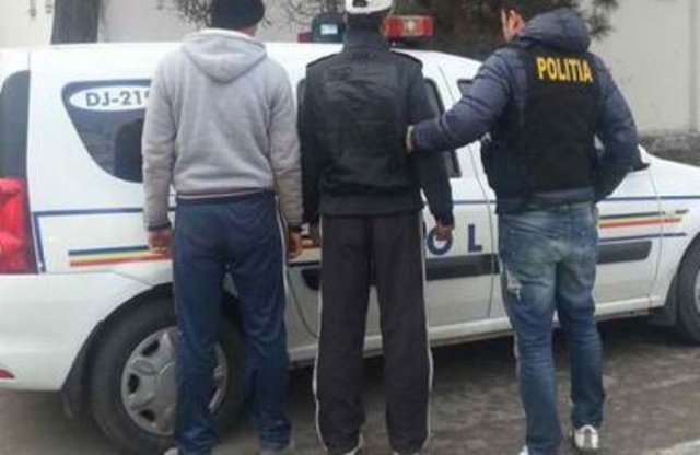 Tineri bănuiţi de comiterea unei tâlhării, identificaţi de poliţişti