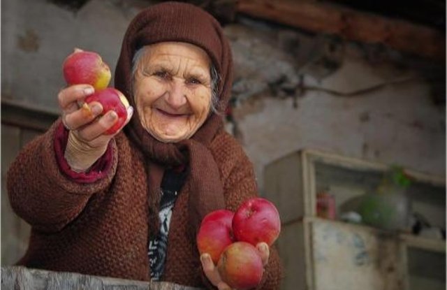 Sute de mii de bătrânei români sunt victime ale migrației forței de muncă