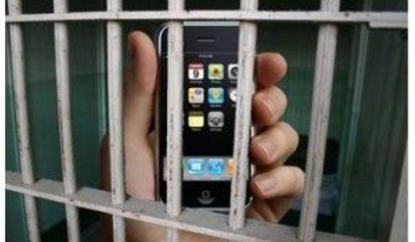 Depistat în timp ce încerca să introducă telefoane mobile în penitenciar