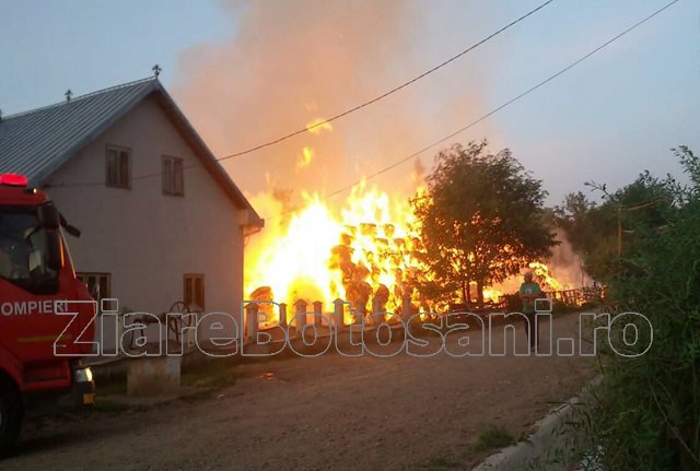 Incendiu puternic izbucnit pe proprietatea unui om de afaceri din județul Botoșani. Peste 60 de pompieri s-au luptat cu flăcările!