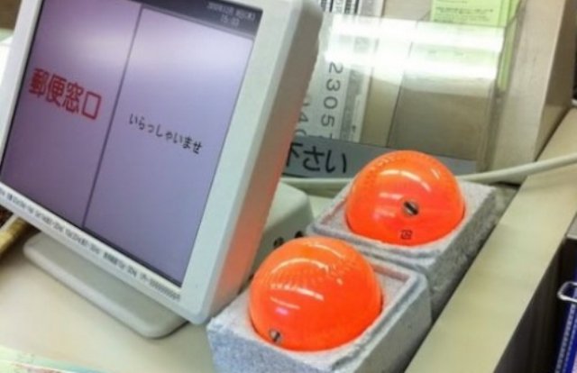 Toate magazinele din Japonia au bile portocalii lângă casa de marcat. Sigur nu-ți trece prin cap la ce sunt folosite