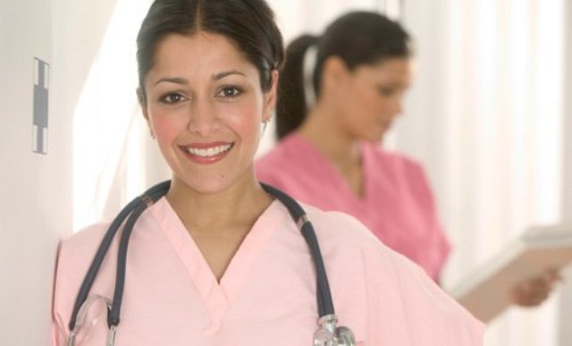 Se caută 50 asistente medicale pentru Anglia. Salariu de până la 2.700 lire pe lună