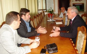 Bogdan Hossu: Domnule prefect, am …