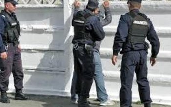 Doi tineri cercetați pentru bunuri …